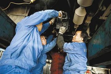 工人師傅維修機(jī)器